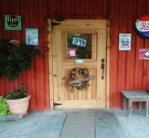 Red Shed Diner outside