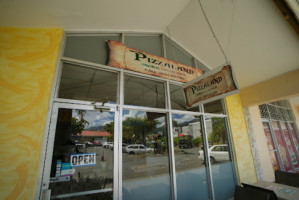 Pizzaland outside