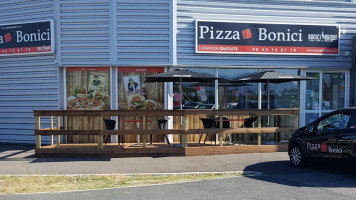 Pizza Bonici outside