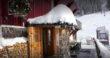 L'Anversis Table de Montagne outside