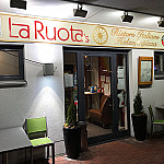 La Ruota Holzofenpizzeria inside