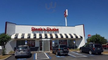 Steak 'n Shake outside