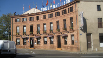 Le Pont Napoleon outside