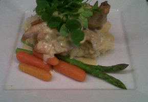 Zees Bistro food