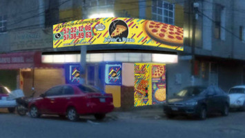 Junior's Pizza outside