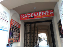 Rademenes Pizzeria outside