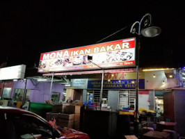 Mona Ikan Bakar Makanan Laut outside