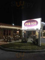 Pub 935 outside