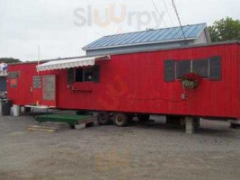 Foody's Lunch Wagon outside