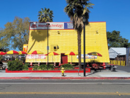 Wienerschnitzel outside