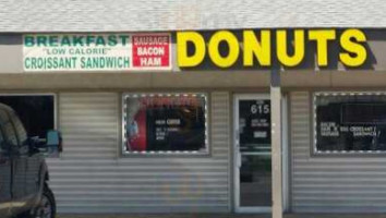 Ozzie's Donuts outside