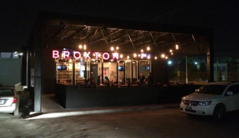 Broxton Burgers outside