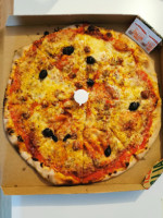 Pizza De La Plaine food