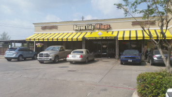 Bayou City Wings outside