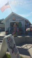 Mad Hatter's Ice Cream outside