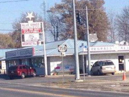 Smokey D's Family Restaurant outside