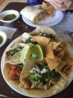 Tides N' Tacos food