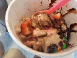 Yo Yo's Frozen Yogurt food