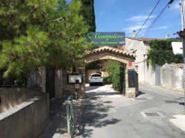 Auberge La Cauquière outside