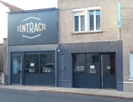 L'entracte outside