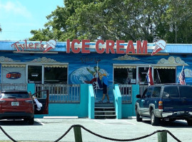 Tyler's Homemade Ice Cream outside