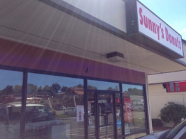 Sunny's Donuts outside