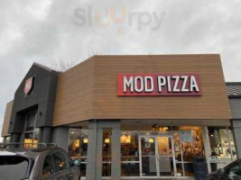 Mod Pizza outside