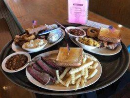 Woody's B-q food