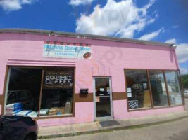 Martin's Donuts outside