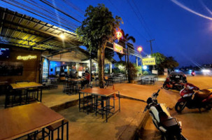 ร้านรวยรมย์ &bistro inside