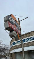 Oliver's Bakery outside