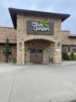 Olive Garden Minot outside