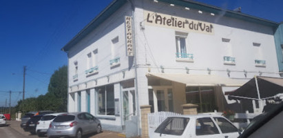 L'Atelier Du Val outside