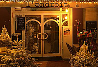 L'Endroit outside