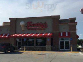 Freddy's Frozen Custard Steakburgers outside