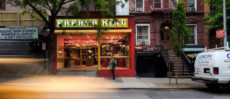 Papaya King outside