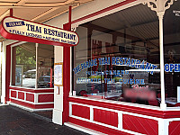 Parade Thai outside