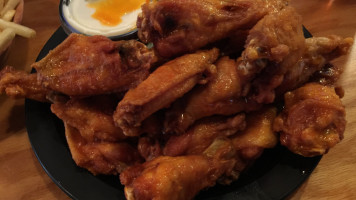 Duff's Famous Wings food