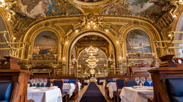 Le Train Bleu inside