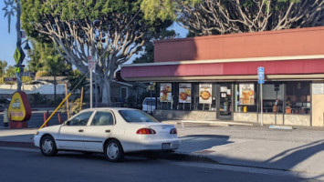 Winchell's Donut House outside