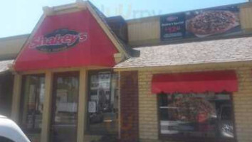 Shakey's Pizza Parlor outside