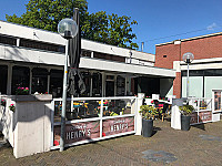 Henry's Eten Drinken outside