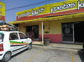 Pastes Kikos outside