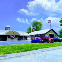 Kodiax Barn And Grill outside