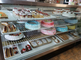 Nuris's Bakery food