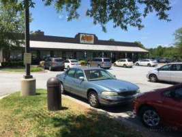 Cracker Barrel outside