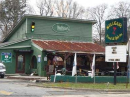 Mulligans Food Spirits outside