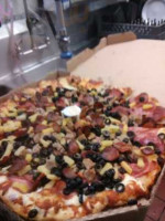 Round Table Pizza food