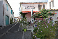 La Gourmandine outside