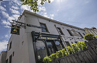 Beehive Pub Cheltenham outside